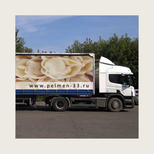 Реклама на тенте грузового автомобиля ресторана «Пельмень»