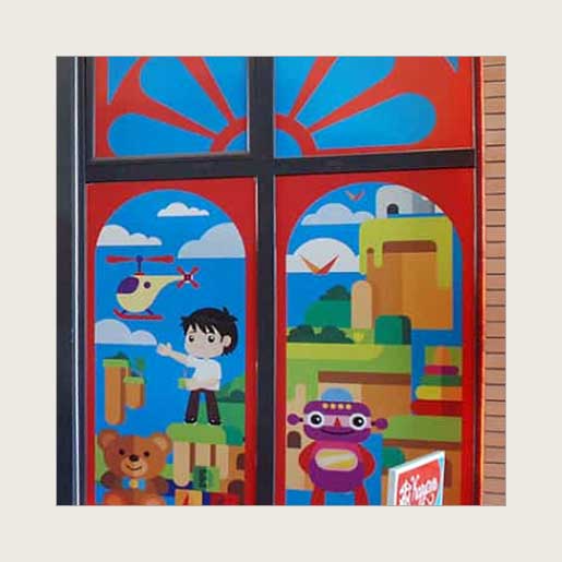 Оформление витрины детского магазина
